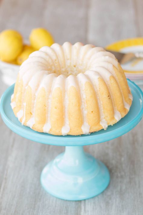 Moist Lemon Bundt Cake, Napoleon Pastry, Moist Lemon Pound Cake, Coconut Bundt Cake, Lemon Bundt Cake Recipe, Delicious Lemon Cake, Lemon Bundt Cake, Lemon Dessert Recipes, Lemon Pound Cake