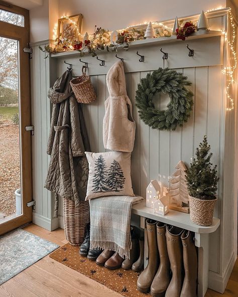 Cottage Hallway, Vstupná Hala, Mudroom Decor, Hallway Designs, Country Interior, Boot Room, Hall Decor, Cottage Interiors, Hus Inspiration