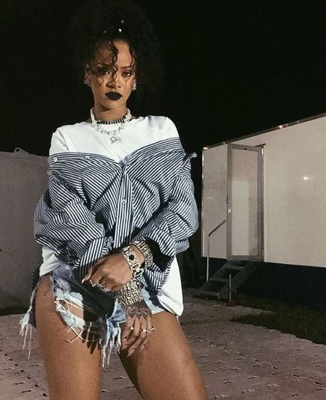 She Wore Her Button-Down Off the Shoulders and Styled It With a White Tee De'arra Outfits, Rihanna Outfits, Rihanna Style, Popsugar Fashion, Off Shoulder Fashion, Famous Fashion, Amy Winehouse, Shoulder Shirts, Glamour Fashion