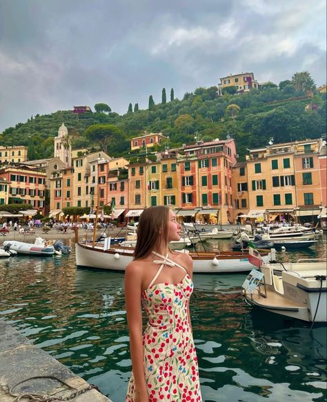 Sorrento Italy Instagram Pictures, Portofino Picture Ideas, Portofino Outfit Summer, European Summer Picture Ideas, Portofino Photo Ideas, Italy Photo Poses, Portofino Italy Outfit, Portofino Outfit, Italy Trip Outfits