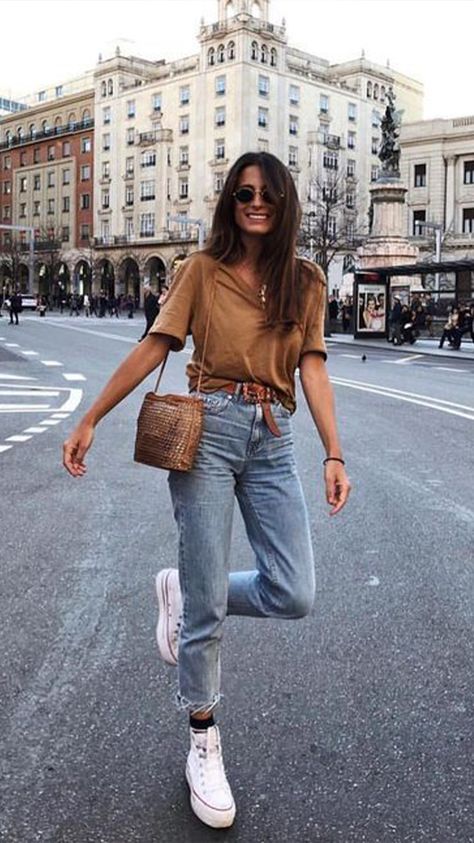 Estos atuendos simples y cómodos van a ser perfectos para esta temporada 🍁 #atuendos #comodos #otoño Maria Valdes, Top Sunglasses, Outfits With Converse, Mode Casual, Summer Jeans, Trik Fotografi, Inspired Outfits, 가을 패션, Mode Inspiration