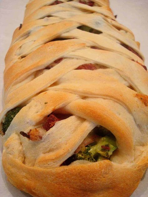 Cheesy Ham and Broccoli Crescent Braid Broccoli Braid, Crescent Braid, Ham And Broccoli, Ham Broccoli, Ham Breakfast, Cheesy Ham, Cheesy Broccoli, Pampered Chef Recipes, Ham Cheese