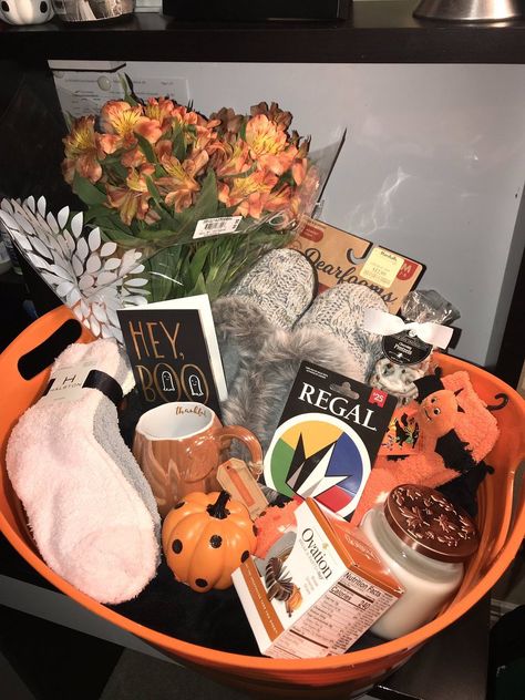 Spooky Basket Ideas For Girlfriend, Spooky Halloween Basket, Spooky Basket For Him, Boo Basket Ideas For Girlfriend, Basket Ideas For Girlfriend, Spooky Basket Ideas, Nails Design Halloween, Halloween Nails 2022, Halloween Matching Pfp