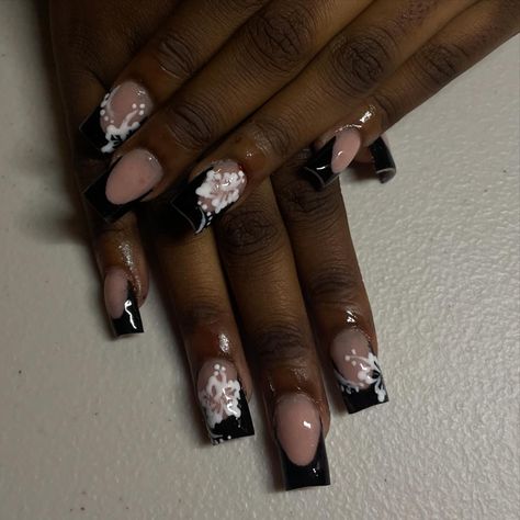 Chic black french tips with floral accents. Loving this classic look! 🖤��🌸 • • • • • #NailArt #FrenchTips #FloralNails #blacknails #classynails #elegentnails #beginnernailtech #beginnernails #shorties #shortnails #simplenails #cutenails #nailinspo #nailsoftheday #nailtech #acrylic #acrylicnails #naildesign #puyallupnailtech #grahamnailtech #carmenzclawz #hibiscus #hibiscusnailart Nail Ideas Acrylic Black French Tip, Black French Nails With Flowers, French Tip With Accent Nail, Hibiscus Nail Art, Black French Tip, Black French Tips, White Hibiscus, Duck Nails, White French Tip