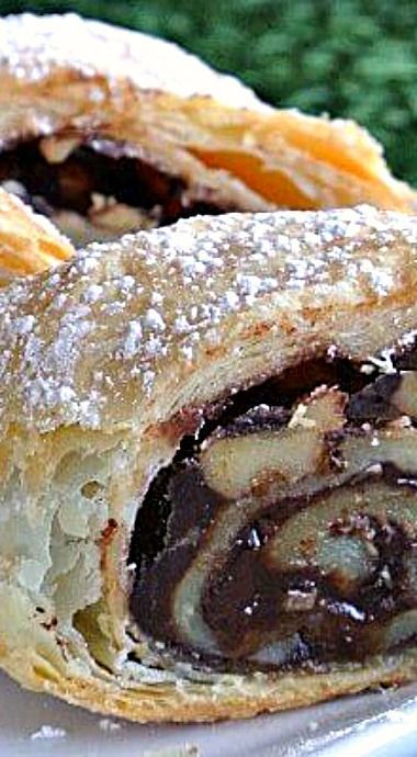 Chocolate Strudel, Puff Pastry Chocolate, Strudel Recipes, Pastry Chocolate, Puff Pastry Desserts, Desserts Vegan, Puff Pastry Recipes, Pastry Desserts, Sweet Pastries