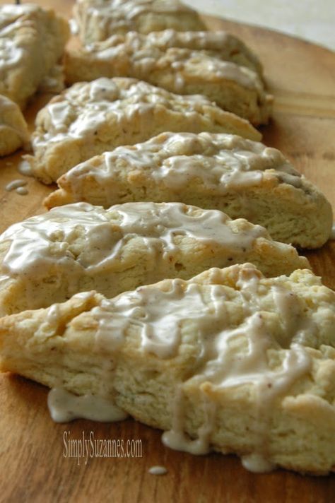 Simply Suzanne's AT HOME: vanilla bean cream scones Perfect Scones Recipe, Sour Cream Scones, Cream Scones Recipe, Vanilla Bean Cream, Vanilla Bean Scones, Scones Recipe Easy, Cream Scones, Breakfast Pastries, What's For Breakfast