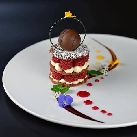 Dessert Plating Ideas, Dessert Plate Decoration, Food Plating Techniques, Gourmet Food Plating, Fine Dining Desserts, Plating Ideas, Book Cakes, Dessert Presentation, Decorações Com Comidas