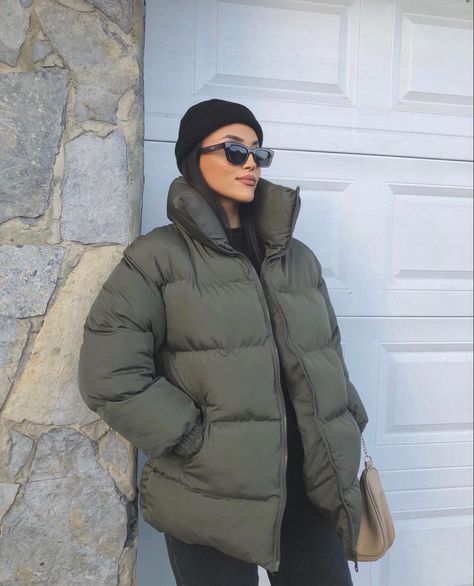 Puffer Jacket Outfit Green, Olive Puffer Jacket Outfit, Khaki Puffer Jacket Outfit, Olive Green Puffer Jacket Outfit, Green Puffer Jacket Outfit, Puff Jacket Outfit, Long Puffer Jacket Outfit, Beanie Outfits, Puffer Outfit