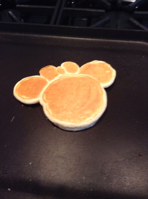 Minnie Mouse Pancakes, Mickey Waffle, Pancake Breakfast, Fun Foods, Breakfast Pancakes, Griddle Pan, Waffles, Pancakes, Minnie Mouse