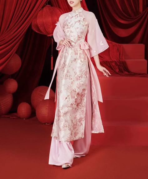 Modern Traditional Clothes, Islam Outfits, Dress Wisuda, Types Of Dresses Styles, Traditional Vietnamese Clothing, Modern Chinese Dress, Formal Wedding Guest Attire, Vietnamese Traditional Clothing, Susie Lau