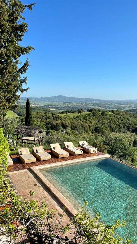 Villa In Tuscany, Italy Countryside Aesthetic, Tuscany House, Tuscany Home, Backyard Goals, Homes In Italy, Tuscany Villa, Dream Mansion, Tuscan Villa