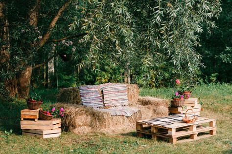 What You Need To Know Before You Plan A Backyard Wedding Hay Bale Seating, Affordable Seating, Patio Upgrade, Garden Chic, Cheap Backyard, Western Theme Party, Straw Bales, Straw Bale, Outdoor Trees