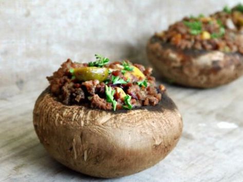 Portobello relleno de carne molida Preparación1. SUMERGE por 2 minutos en agua hirviendo los portobellos, retira su tronco y reserva.2. FRÍE en una sartén la cebolla, cuando haya cambiado de color añade la carne y sazona con una pizca del sazonador para carne, sal y pimienta.3. RELLENA los champiñones y colócalos sobre una bandeja para hornear. Mete al horno durante 20 minutos a 180° centígrados. RecomendaciónPuedes agregarle un poco de queso manchego encima. Portabella Mushrooms Recipes, Stuffed Portabella Mushrooms, Hamburger Recipes, Food Platters, Mushroom Recipes, Portobello, Health Diet, Beef Recipes, Main Dishes