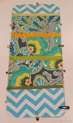 Diy Bag Organiser, Diy Toiletries, Toiletry Bag Pattern, Hanging Cosmetic Bag, Colchas Quilting, Laminated Cotton Fabric, Makeup Organization Diy, Hanging Toiletry Bag, Travel Toiletry Bag