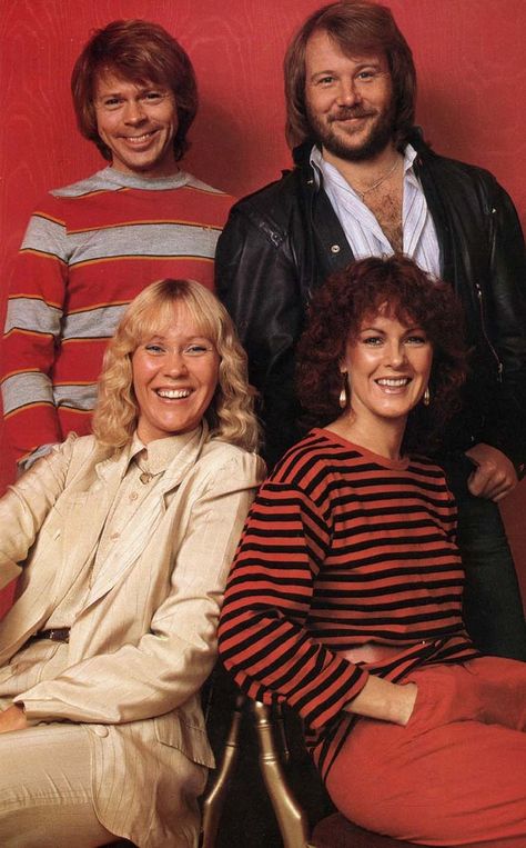 When the Super Trouper album was finished ABBA traveled here and there to promote their new songs. They did some appearances in tv shows, did some photoshoots and did interviews. While in Paris late October 1980 ABBA did a photosession and an interview for the Dutch teen music magazine Popfoto. It was an ABBA loving magazine from an ABBA loving country Holland! :-) Frida Abba, Top Singer, Music Magazines, Pop Bands, Iconic Photos, Music Icon, Pop Singers, My Favorite Music, Abba