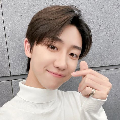 seventeen svt the8 xu minghao seo myungho white turtleneck finger heart clothes clothing selca selfie icon pfp profile pic picture Seventeen White, Selfie Icon, Minghao Icon, Svt The8, Pfp Profile, Xu Minghao, Finger Heart, Seventeen The8, Heart Clothes