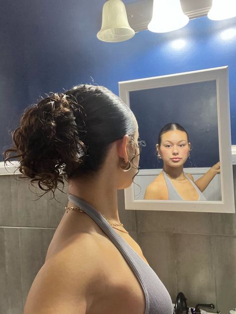 Slick Hair Clip Hairstyles, Slick Bun On Curly Hair, Slick Back Bun Claw Clip, Slick Back Hairstyle Curly Hair, Claw Clip Hairstyles Baddie, Slicked Back Claw Clip Curly Hair, Slick Hairstyles Baddie Claw Clip, Slick Clip Hairstyles, Slick Curly Hair Hairstyles Down