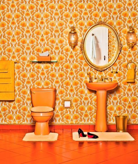 Vintage 70s Aesthetic, Vibe Bathroom, 60s Interior, 70s Interior Design, Retro Apartment, 70s House, 70s Interior, Orange Bathroom, Orange Bathrooms