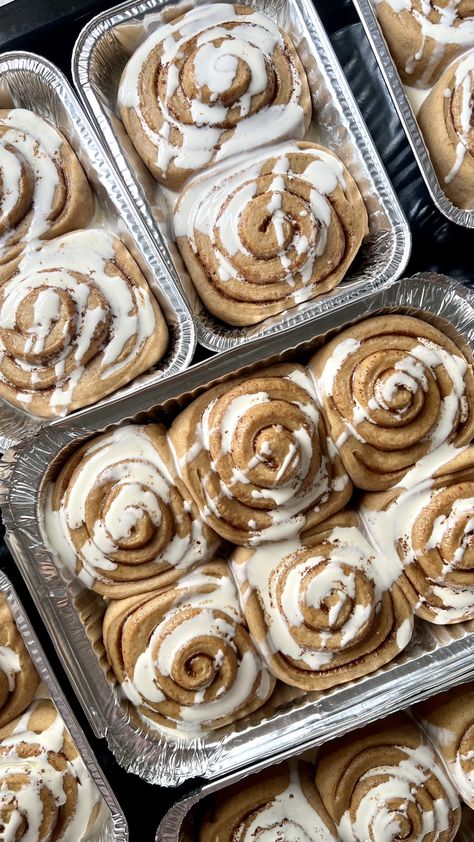 Cinnamon Rolls Packaging, Banana Bread Loaf, Biscuits Packaging, Cake Gift, Dessert Packaging, Bread Loaf, Cinnamon Rolls Recipe, Gift Cake, Candy Party