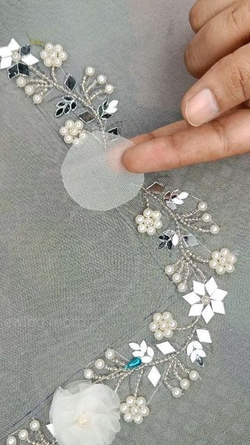 Stitching Styles, Embroidery Design Flower, Mirror Work Dress, Designs Blouse, Tips Sewing, Pola Manik, Simple Hand Embroidery Patterns, Making Fabric Flowers, Styles Dress