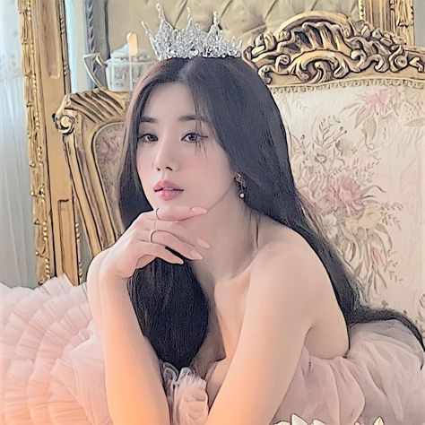 Style In 2023, Images Terrifiantes, Korean Princess, Debut Photoshoot, Ulzzang Korea, Korean Hair, Photoshoot Concept, Princess Girl, Uzzlang Girl