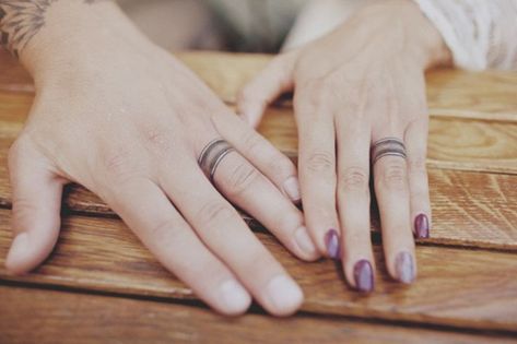 tattoos-fuer-paare-eheringe-finger-hand-tattoo-idee-fuer-ehepaare Tattoo On Ring Finger, Ring Finger Meaning, Wedding Ring Finger Tattoos, Finger Meaning, Ring Tattoo Designs, Partner Tattoos, Wedding Band Tattoo, Tattoo Band, Romantic Wedding Rings