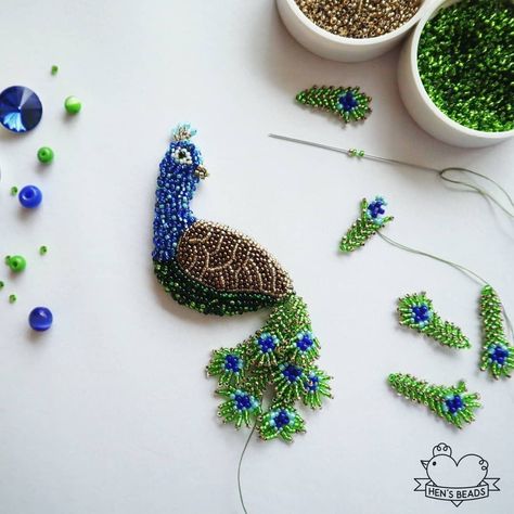 Facet Jewelry Box on Instagram: “Peacock perfection. 🦚 Repost via @hensbeads ⠀ •⠀ •⠀ •⠀ •⠀ •⠀ #peacock #seedbeads #art #handmade #handmadejewelry #jewelrygram #jewellery…” Brownsea Island, Feather Earrings Diy, Bead Brooch, Peacock Feather Earrings, Peacock Jewelry, Barbie Miniatures, Mini Market, Diy Bead Embroidery, Beaded Art