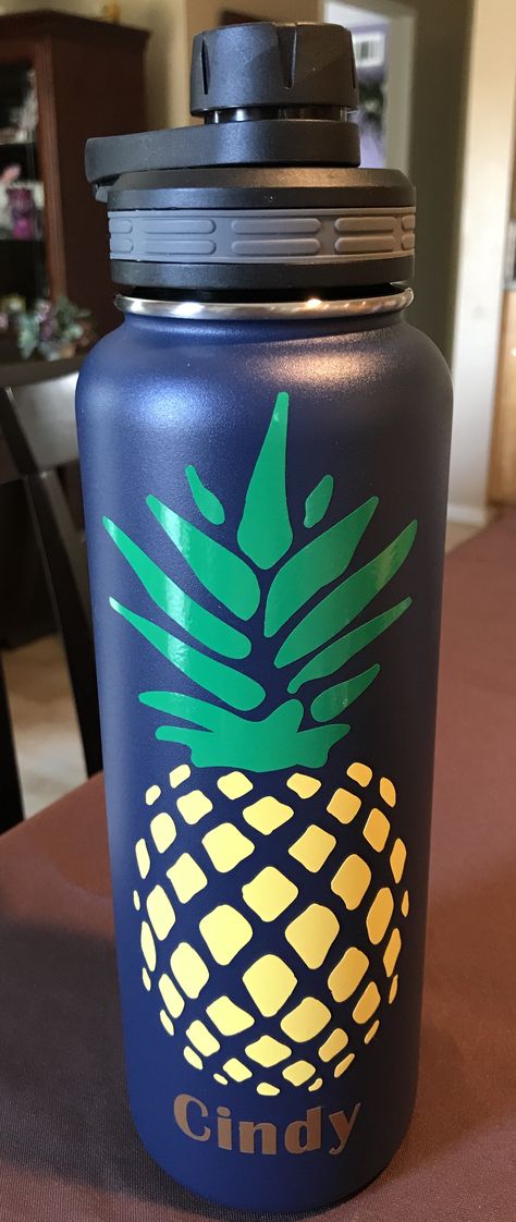 Reusable water bottle, Thermoflask, pineapple, personalized gift, Cricut, vinyl Cricut Projects Water Bottle, Water Bottle Ideas, Water Bottle Decals Vinyls, Table Wear, Vinyl Creations, Water Bottle Gift, Cricket Ideas, Bottle Ideas, Cricut Craft