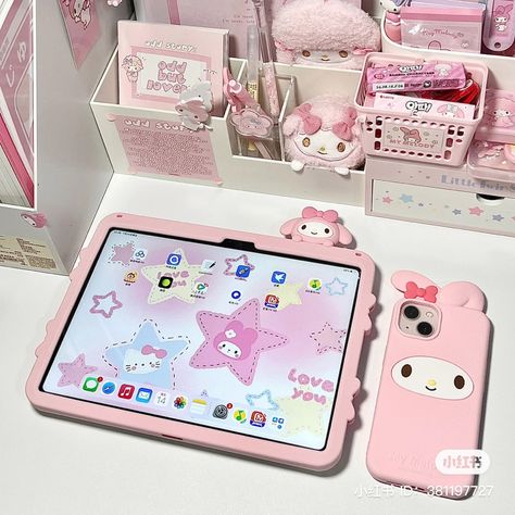 My Melody Ipad Case, Pink Gadgets, Tablet Aesthetic, Apple Ipad Accessories, Ipad Essentials, Cute Ipad Cases, Ipad Hacks, Cute School Stationary, Iphone Obsession