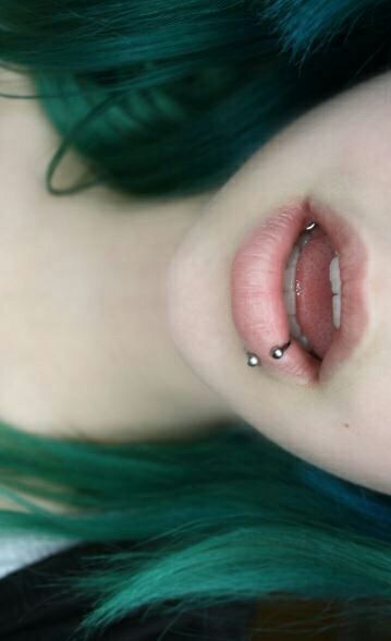 Mouth Piercings, Poofy Hair, Face Piercings, Cool Piercings, Cute Piercings, Facial Piercings, Piercings Unique, Piercing Ring, Lip Ring