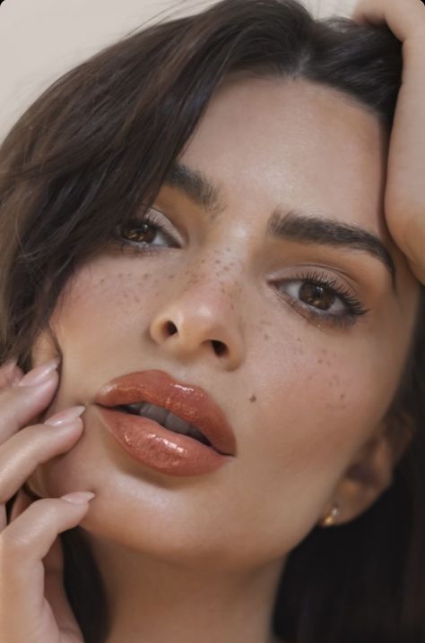 Makeup Lip Combo, Natural Makeup Glowy, Em Rata Style, Makeup Glowy, Hourglass Cosmetics, Cruelty Free Cosmetics, Clean Makeup, Glowy Makeup, Emily Ratajkowski