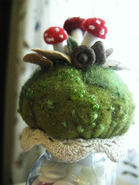 Love this creative pincushion! Pin Keeps, Needle Cases, Felt Mushroom, S'mores, Mushroom Crafts, Pin Cushion, Needle Books, Needle Felt, Sewing Kits