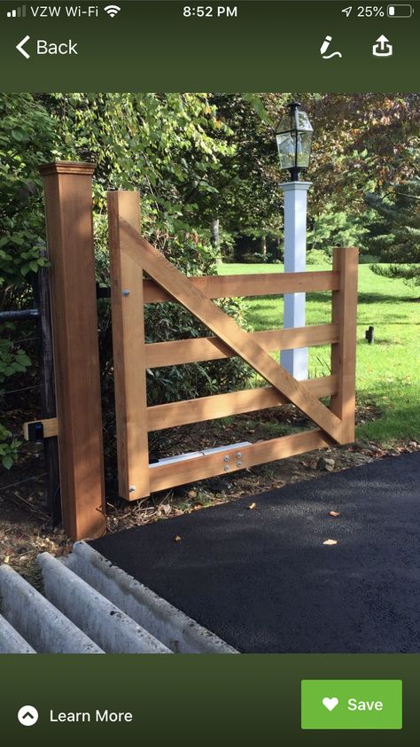 Wooden Farm Gates, Driveway Gate Ideas, Driveway Gate Diy, Farm Gates Entrance, Ranch Entrance Ideas, Outdoor Decorating Ideas, Wooden Gates Driveway, Fence Gate Design, Deer Fence