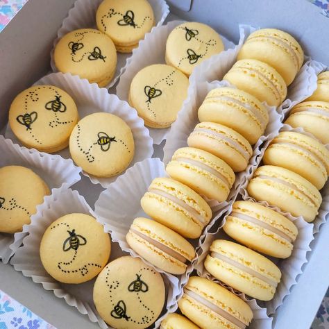 Bee Themed Macarons, Bumble Bee Macarons, Bee Macarons, Winnie The Pooh Macarons, Baby Shower Macarons, Bee Themed Birthday Party, Bee Birthday Party, Bee Baby Shower Theme, Macaroon Recipes