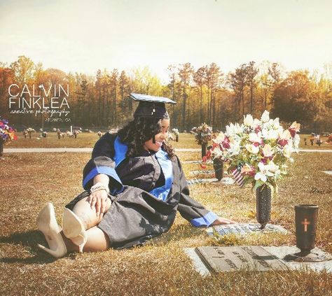 2023 Graduate Photoshoot, Graduation Pictures With Lost Loved Ones, Senior Pictures With Lost Loved Ones, Memorial Photoshoot Photo Ideas, Graduation Pictures With Passed Loved Ones, Senior Pictures In Memory Of Loved Ones, Memorial Graduation Pictures, Graduation Memorial Ideas, Memorial Senior Picture Ideas