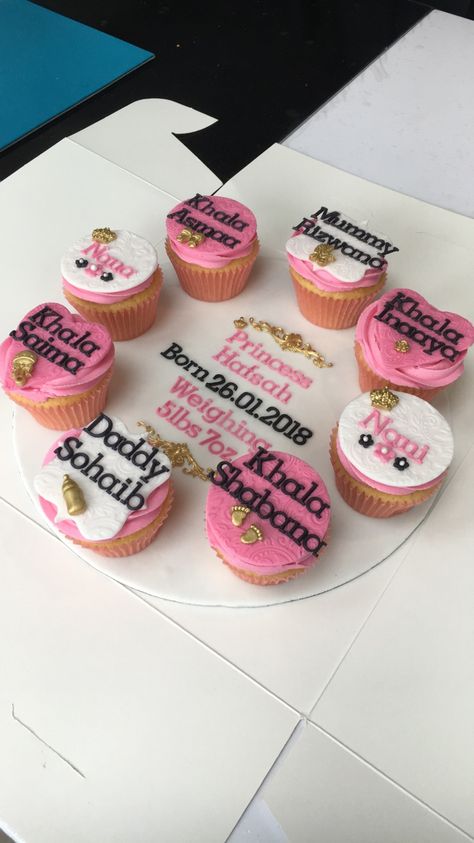 Baby birth announcement/babygift cupcake board Cupcake Board, Baby Announcement Ideas, Ideas Cupcakes, Announcement Ideas, Baby Birth Announcement, Baby Birth, Cake Decoration, Pregnancy Announcement, Baby Announcement