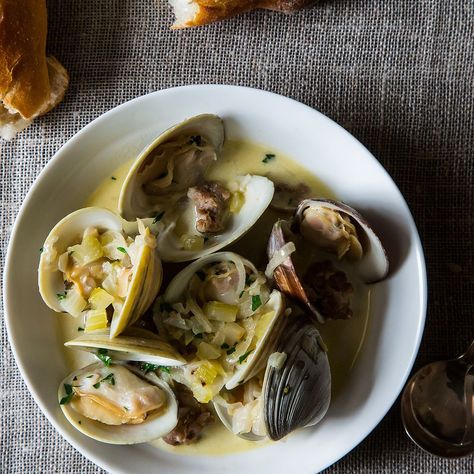 Drunken Clams with Sausage recipe on Food52 Drunken Clams Recipe, Drunken Clams, Resep Seafood, Summer Soup, Sausage Recipe, Clam Recipes, Roasted Broccoli, Calamari, Sausage Recipes