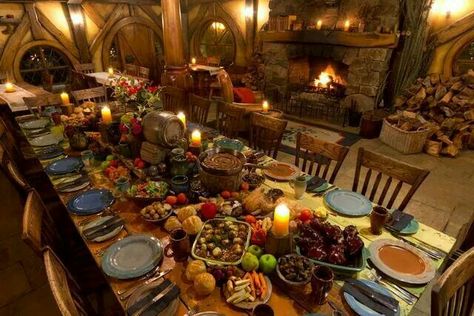 A Hobbit table Hobbit Wedding, Hobbit Party, Casa Hobbit, Hobbit Hole, Second Breakfast, Food Fantasy, Movie Set, Hobbit House, Rotorua