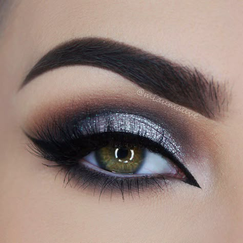 Simplemente PERFECTO                                                                                                                                                                                 Más Nye Eye Makeup, Glittery Smokey Eye, Silver Smokey Eye, Silver Eye Makeup, Smokey Makeup, Make Up Gold, Silver Makeup, Smokey Eye For Brown Eyes, Formal Makeup