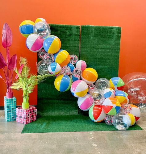 Fun summer diy backdrop for your next event! Switch out the balloons for some beachballs. 🎉☀️ #beachball #summer #fyp #backdrop #garland #diy #diyideas #colorful #summerparty #summerstyle #summervibes #beach Summer Party Photo Backdrop, Beach Ball Garland Diy, Summer Photobooth Ideas, Beach Ball Balloon Garland, Summer Backdrop Ideas, Staged Bathroom, Summer Photo Backdrop, Fun Summer Diy, Summer Balloons