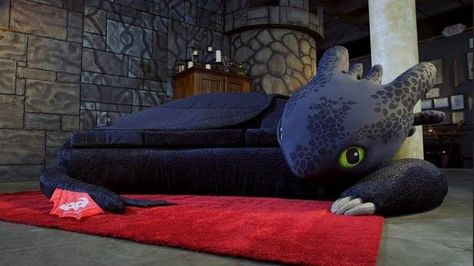 ‘Super Fan Builds’ creates Toothless couch for a super fan Httyd Toothless, Dragon Stuff, Toothless Dragon, Pillows Couch, Dragon Party, Dragon Trainer, Dragon 2, Dragon Rider, Night Fury