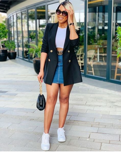 Blazer And Skirt Outfits Casual, How To Style Short Denim Skirt, Short Skirt And Sneakers Outfit, Short Denim Skirt Outfit Casual, Denim Short Skirt Outfit, Skirt And Blazer Outfit, Short Denim Skirt Outfits, Short Jean Skirt Outfits, Cool Blazers