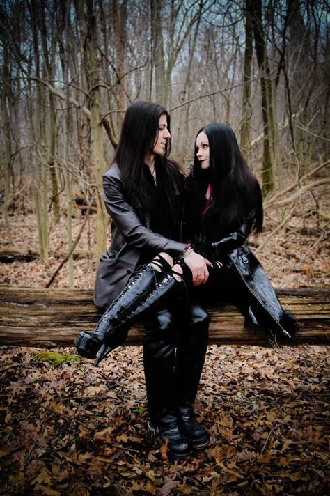 Goth couple discussing what they have in common Metalhead Boyfriend, Goth Couples, Gothic Couple, Gothic People, Gothic Images, Goth Guys, Gothic Men, Goth Subculture, Vampire Goth