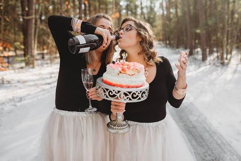 Prosecco Cake, Divorce Celebration, Adult Cake Smash, 40th Bday Ideas, Cake Photoshoot, Sisters Photoshoot Poses, Friend Anniversary, Bestie Birthday, Friendship Photoshoot