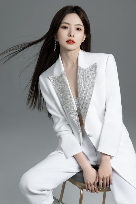 Photoshoot Blazer, Business Headshots Women, Headshot Photoshoot, Business Portraits Woman, Chen Zhuoxuan, Headshots Women, Miss Korea, Festival Trends, Studio Poses