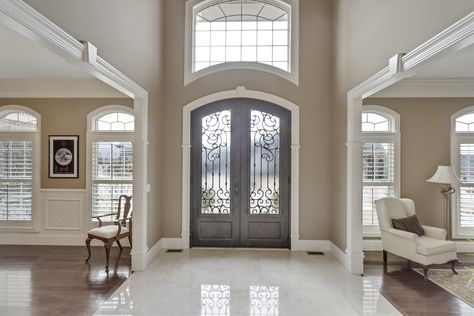 Beautiful entry way, big foyer, open foyer with marble floors House Entrance Ideas Entryway, Foyer Tile Ideas, Entrance Ideas Entryway, Foyer Wall Decor, Entrance Foyer Design, Foyer Ideas Entryway, Open Foyer, Foyer Flooring, Entryway Flooring