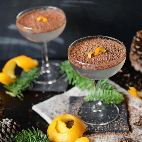 Revive the mystery of the orange with this simple, elegant cocktail that marries traditional holiday flavors of chocolate and orange with yuletide éclat. Orange Garnish Cocktail, Chocolate Orange Cocktail, Orange Champagne Cocktail, Orange Frozen Cocktail, Orange Old Fashioned Cocktail, International Chocolate Day, Holiday Flavors, Chocolate And Orange, Best Mixed Drinks