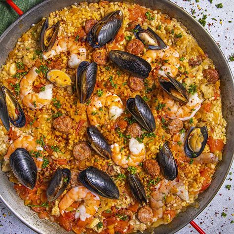 Traditional Spanish Paella Recipe, Spanish Paella Recipe, Mixed Seafood Recipe, Paella Party, Spanish Dinner, Sazon Seasoning, Spanish Paella, Seafood Mix, Seafood Paella