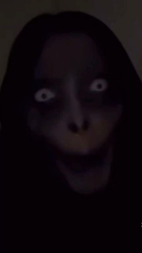 Scary Pics Creepy Photos, Foto Jumpscare, Horror Pictures Creepy, Really Scary Pictures, Scary Photos Real, Momo Chalange Horror, Cursed Image Creepy, Scary Picture Jumpscare, Horor Profile Pictures