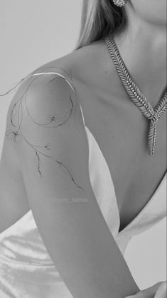 Body Tattoo Design, Line Tattoo Ideas, Traditional Tattoo Designs, Hand And Finger Tattoos, Boho Tattoos, Special Tattoos, Tasteful Tattoos, Spine Tattoos For Women, Back Of Shoulder Tattoo